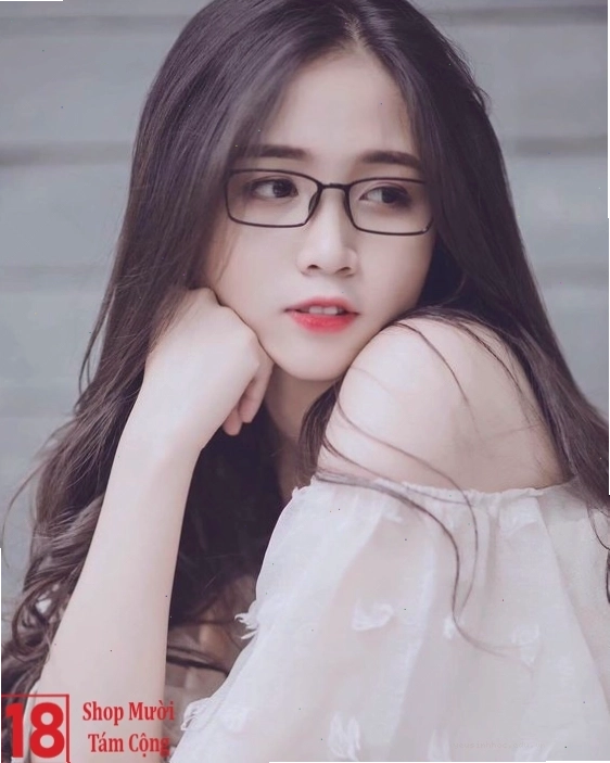 Cô gái tóc dài đeo kính với biểu cảm đáng yêu, nụ cười tươi tắn