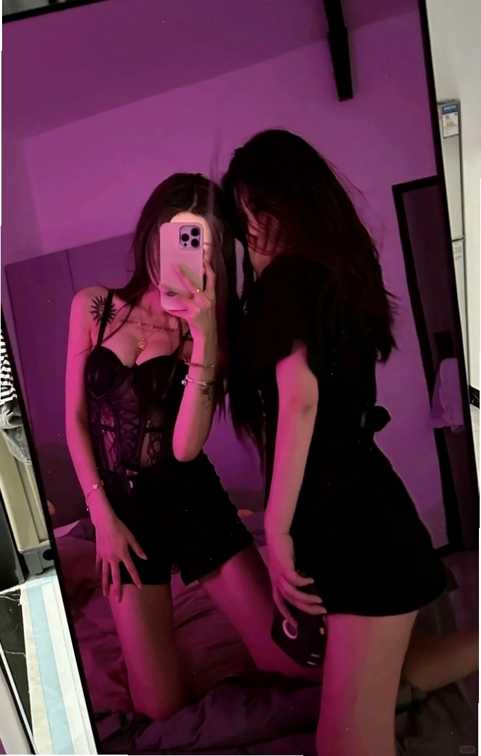 Cô gái tóc dài xinh đẹp cầm điện thoại che mặt đầy quyến rũ