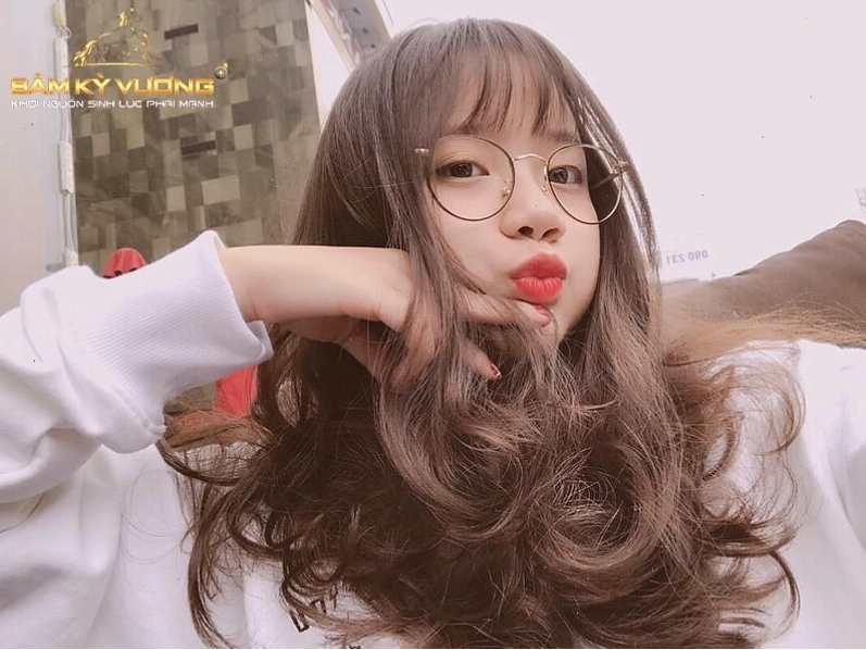 Cô gái tóc dài xinh xắn đeo kính cute
