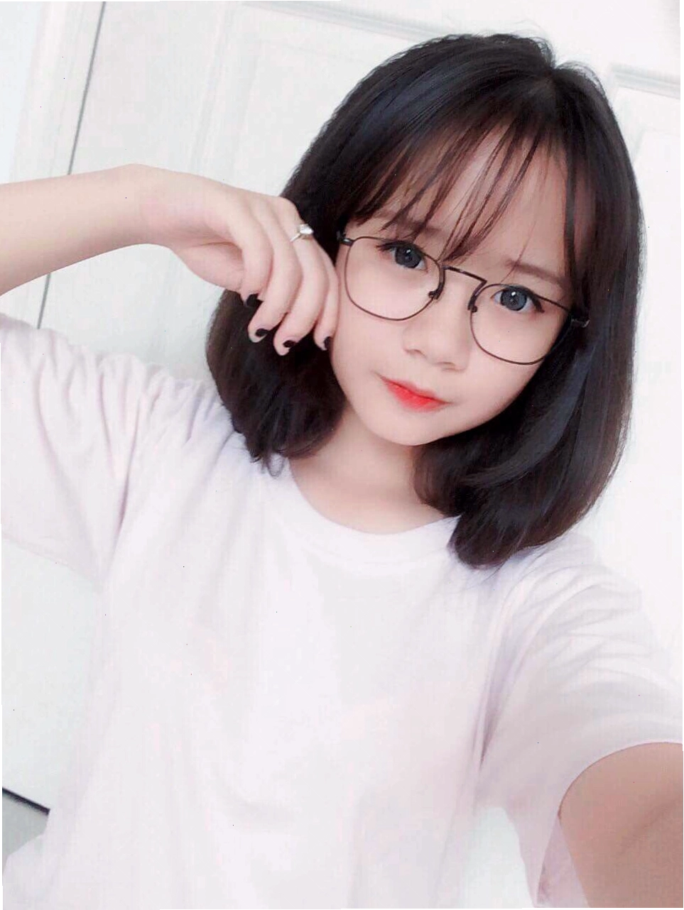 Cô gái tóc ngắn chụp ảnh cute, đáng yêu