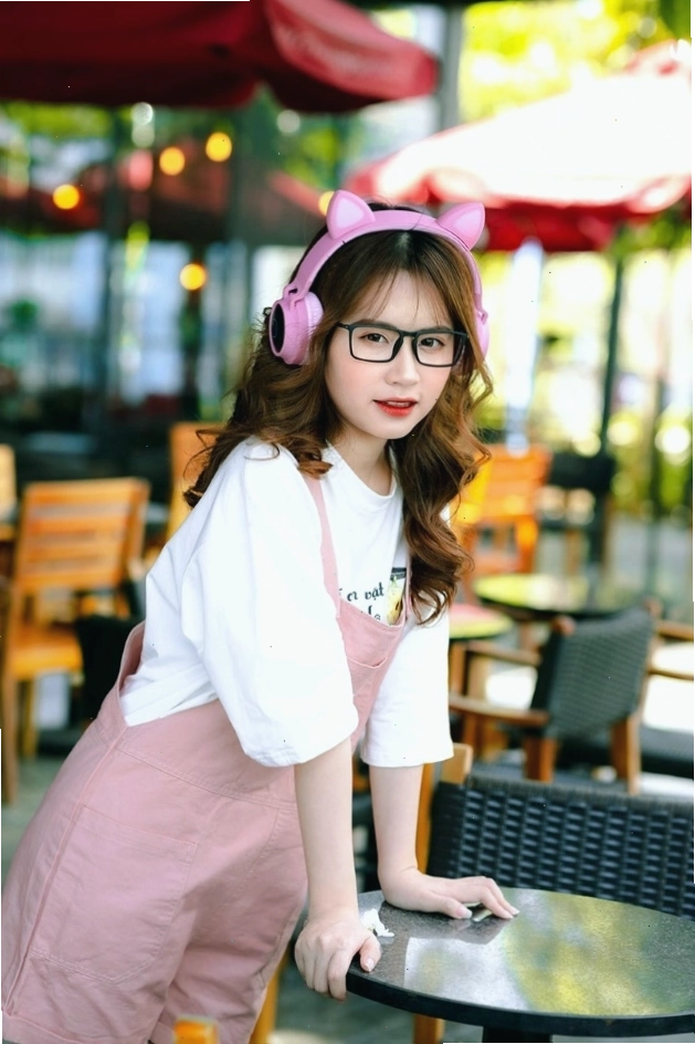 Cô gái tóc ngắn đeo kính, vẻ ngoài dễ thương và có chút suy tư