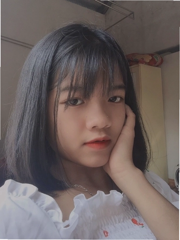 Cô gái tóc ngắn selfie với biểu cảm buồn nhẹ