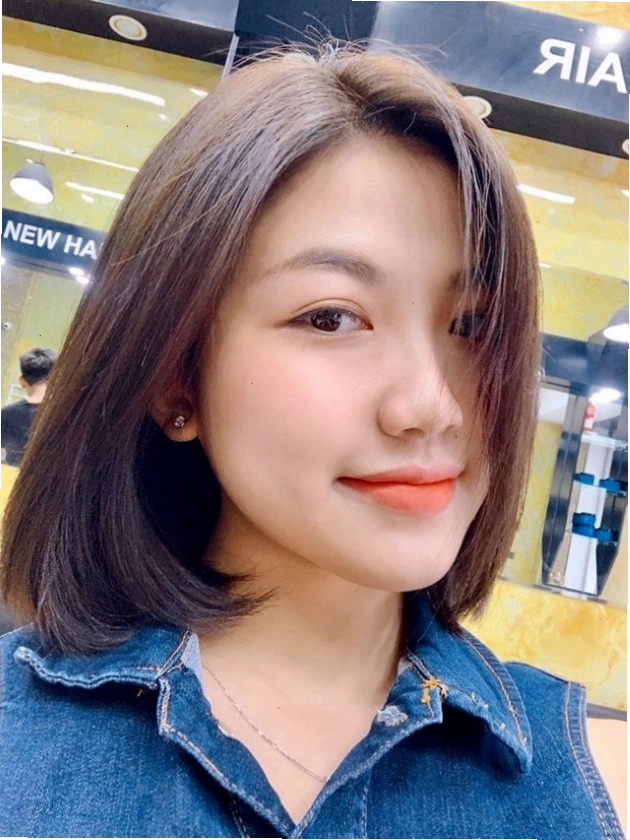 Cô gái tóc ngắn trong trung tâm thương mại, dáng vẻ trầm tư