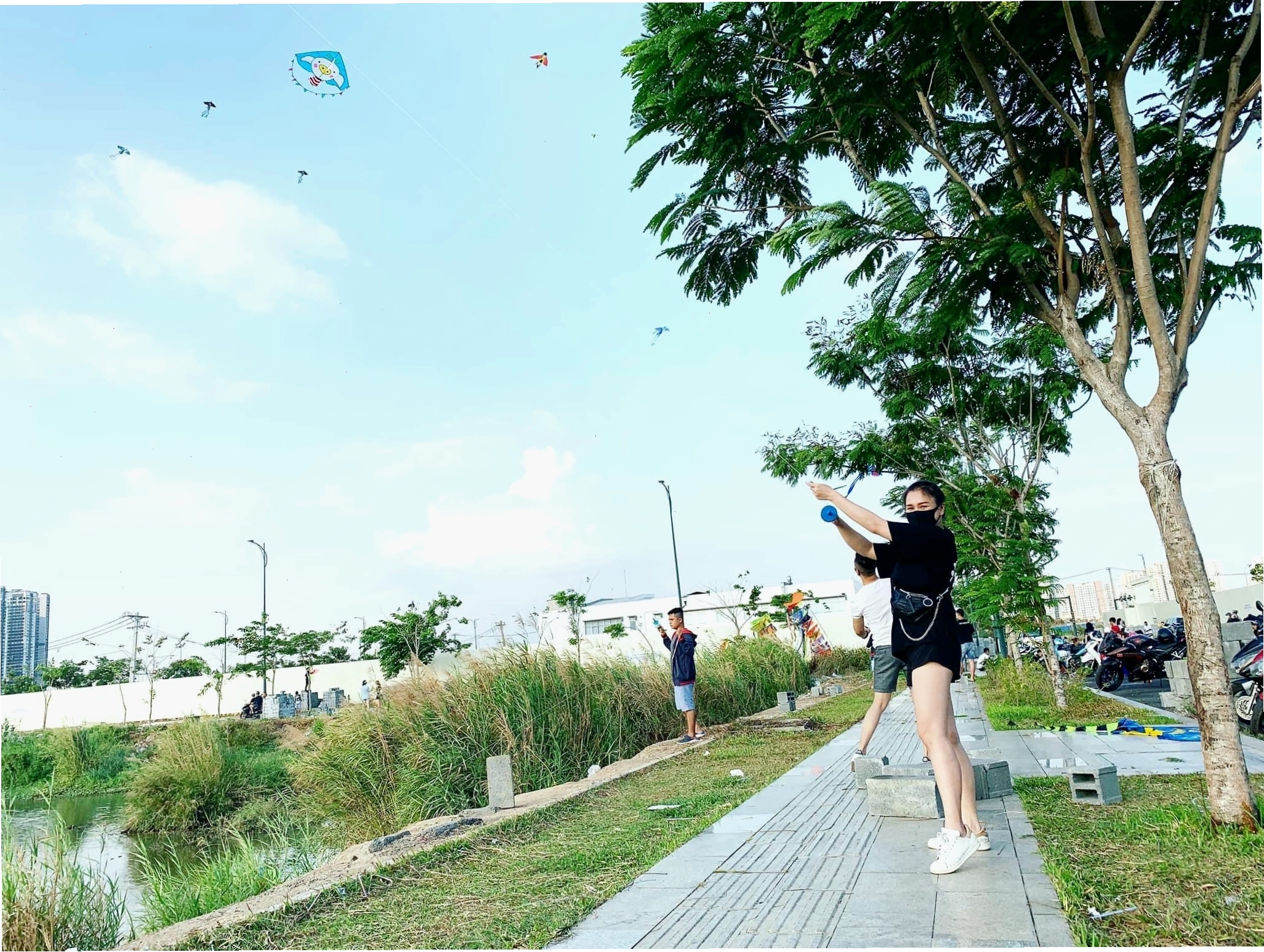 Cô gái trẻ trung với trang phục năng động khi đi chơi