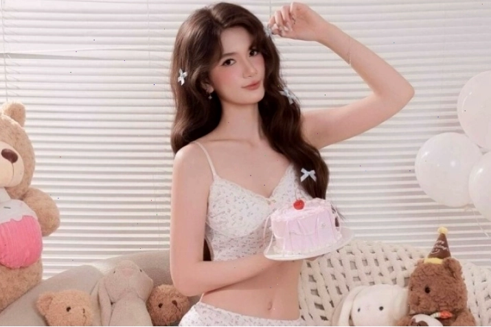 Cô gái trẻ với nụ cười rạng rỡ, mái tóc dài óng ả