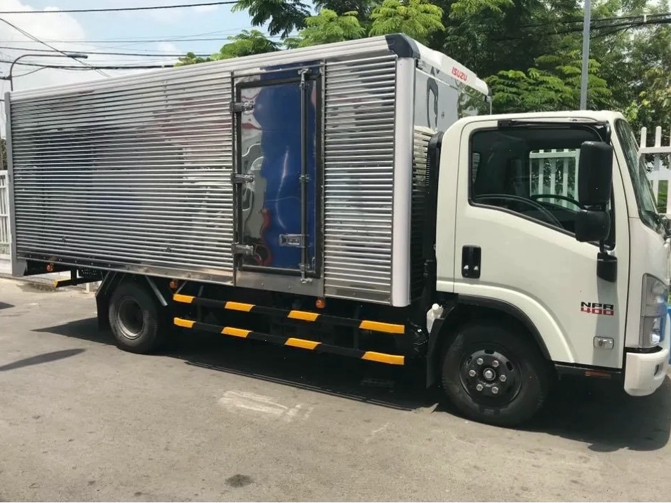 Cô gái trẻ với nụ cười tươi tắn trong không gian thiên nhiên