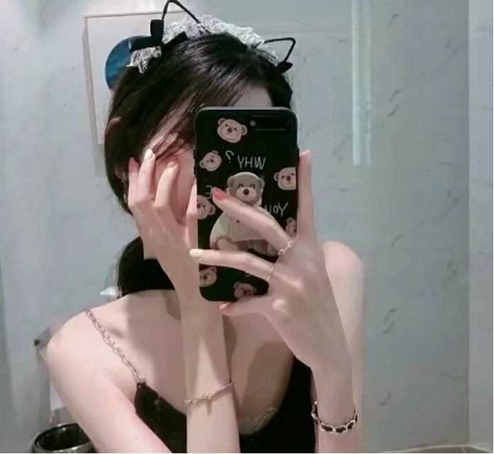 Cô gái tự chụp ảnh selfie che mặt bằng điện thoại trong gương