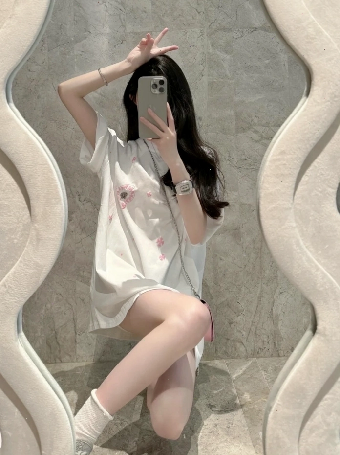 Cô gái tự chụp ảnh selfie che mặt bằng điện thoại trước gương