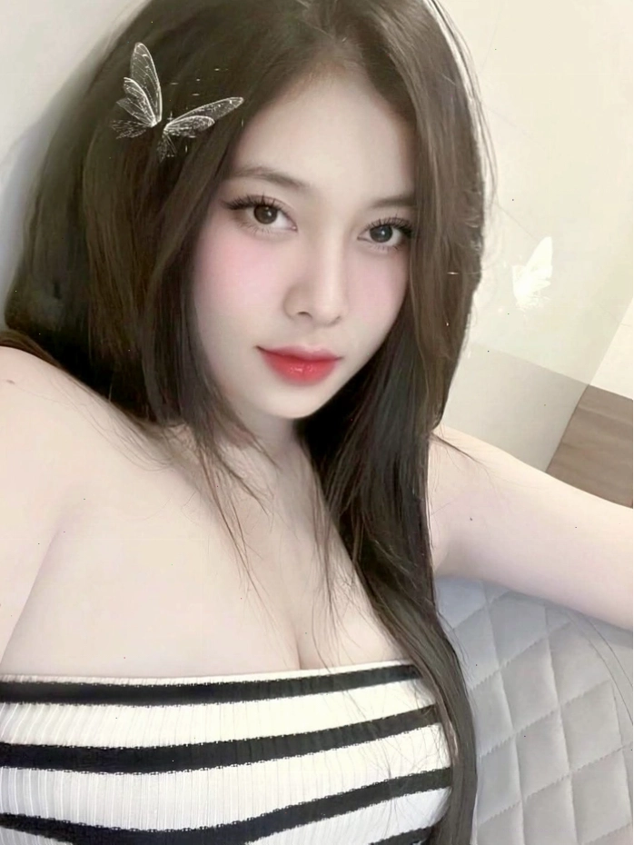 Cô gái Việt Nam dễ thương với phong cách trẻ trung năng động