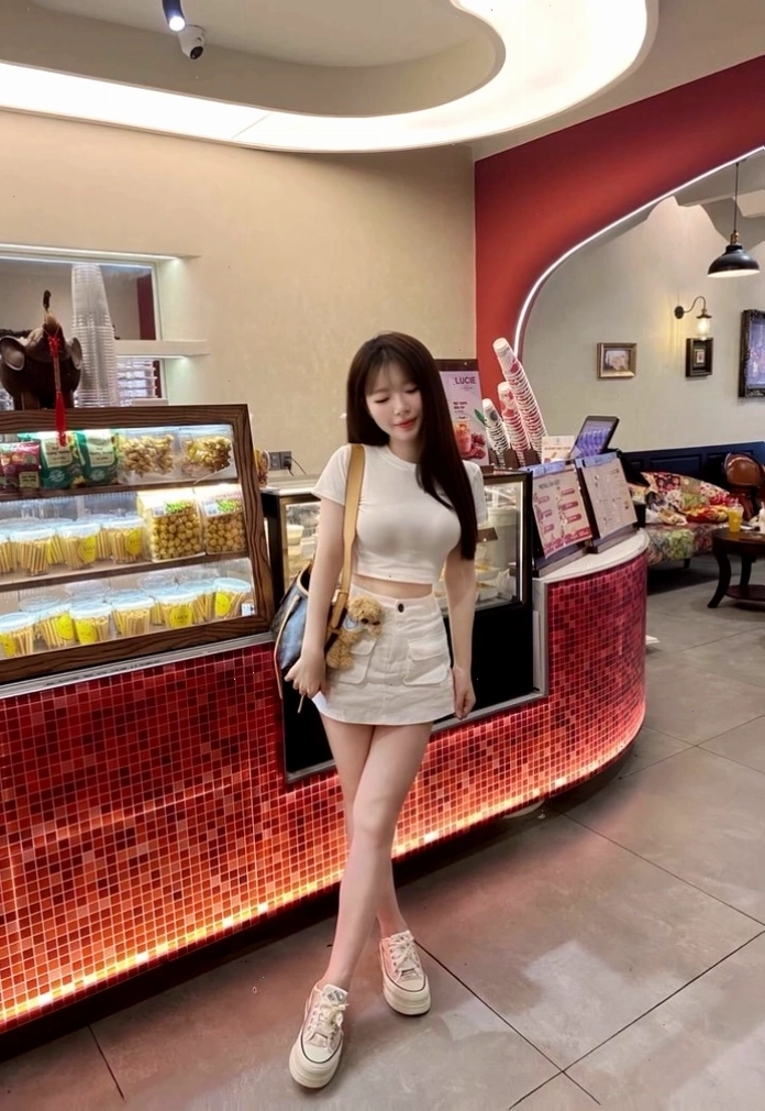 Cô gái Việt Nam với phong cách hiện đại và thần thái sang trọng