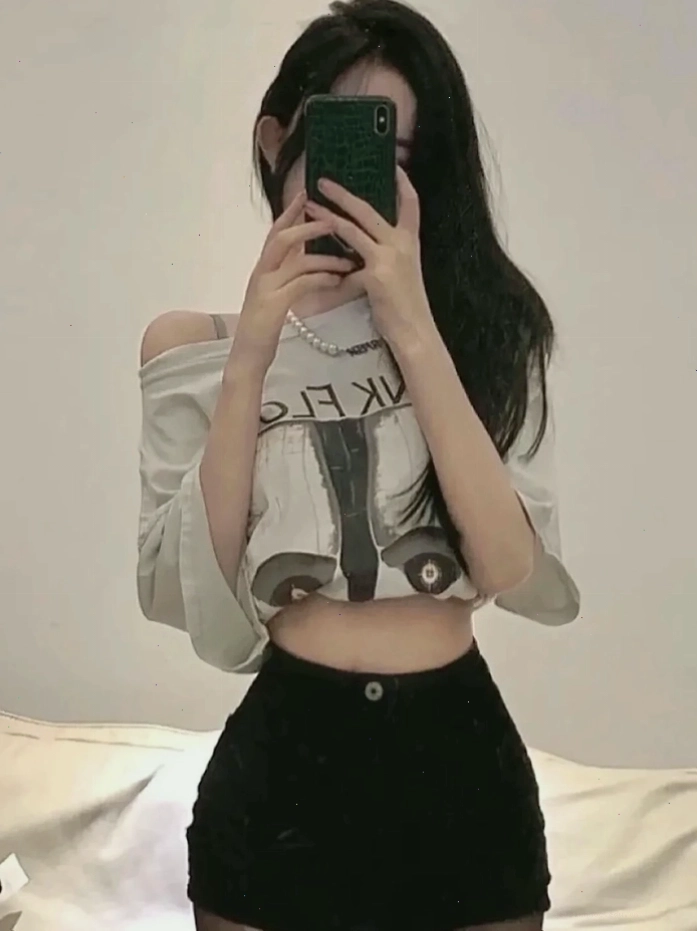 Cô gái với biểu cảm ngầu khi dùng điện thoại che mặt