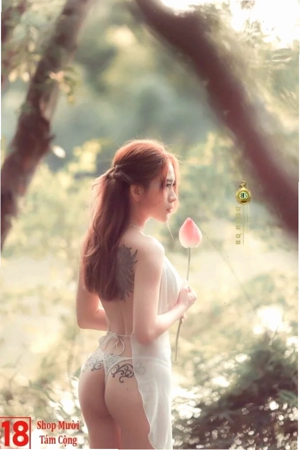 Cô gái với bikini trong suốt khoe vòng eo con kiến