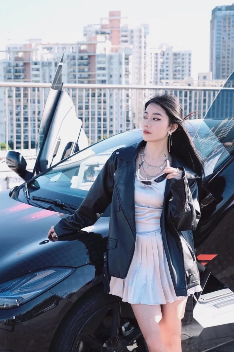 Cô gái với mái tóc ngắn cá tính và trang phục năng động