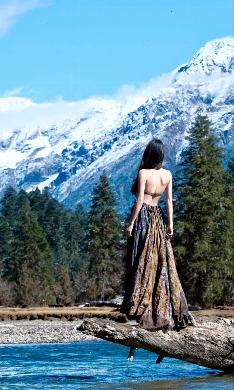 Cô gái với phong cách Bohemian giữa cánh đồng hoa