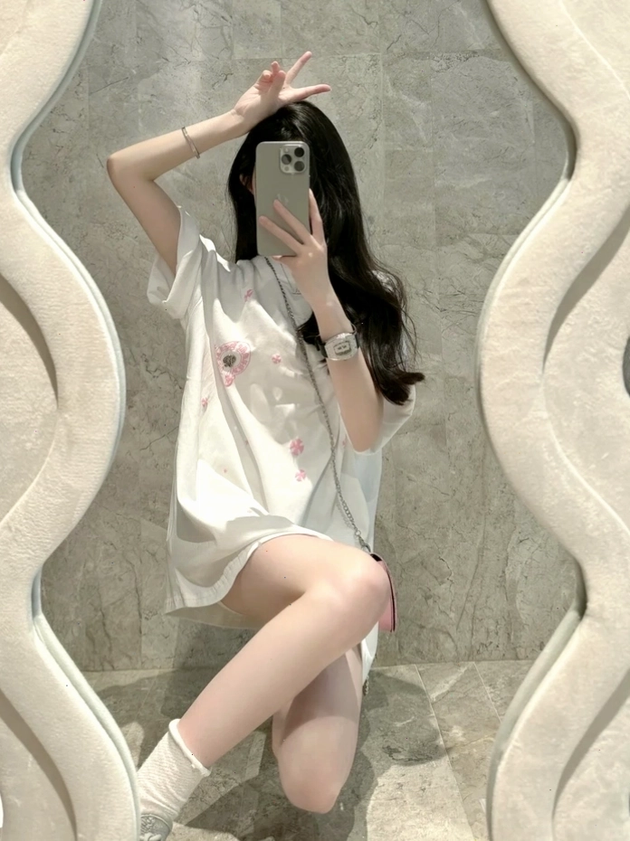 Cô gái xinh chụp ảnh tự sướng che mặt bằng điện thoại trước gương