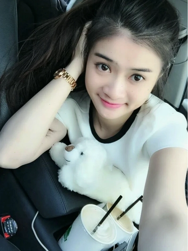 Cô gái xinh đẹp Cần Thơ với nụ cười rạng rỡ trong trang phục áo dài truyền thống