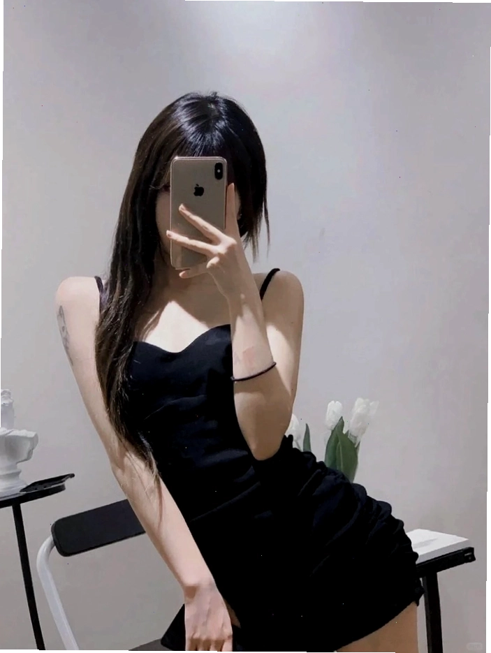 Cô gái xinh đẹp che mặt bằng điện thoại tạo không khí bí ẩn