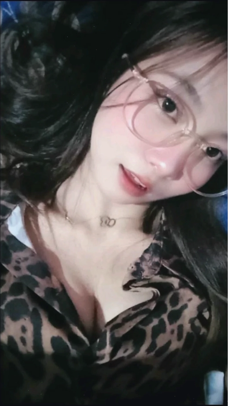 Cô gái xinh đẹp đeo kính tự nhiên trong khung cảnh đời thường