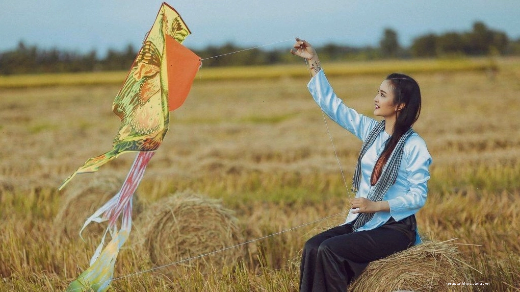 Cô gái xinh đẹp diện trang phục nổi bật khi đi chơi thả diều