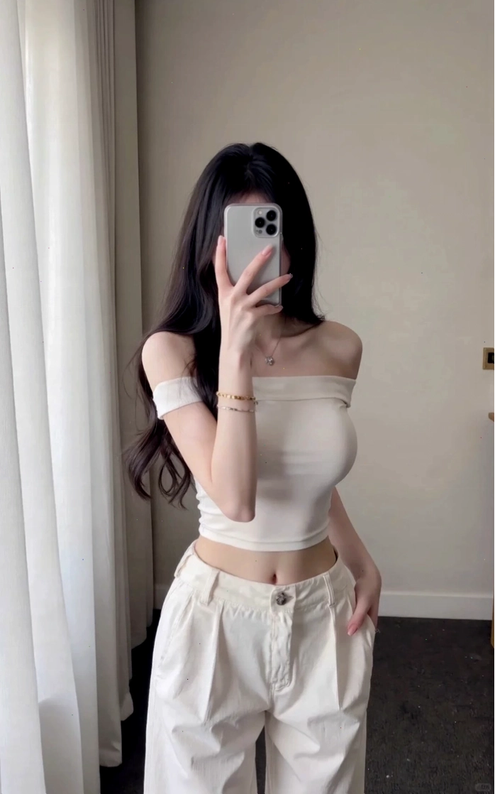 Cô gái xinh đẹp selfie che mặt bằng điện thoại