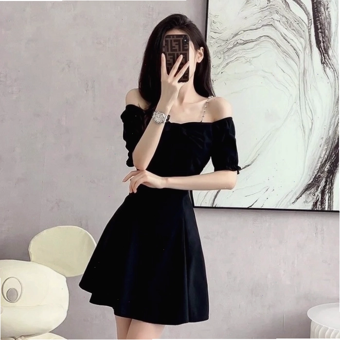 Cô gái xinh đẹp sử dụng điện thoại che mặt dưới ánh sáng lung linh