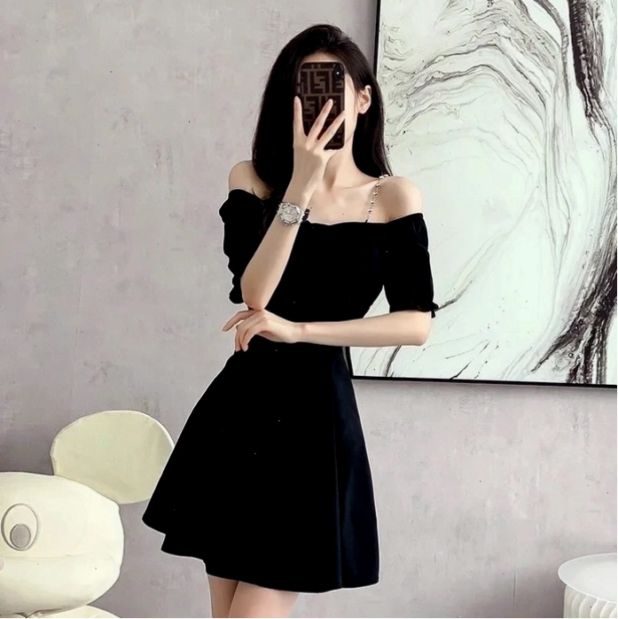 Cô gái xinh đẹp với ánh sáng lung linh khi dùng điện thoại che mặt