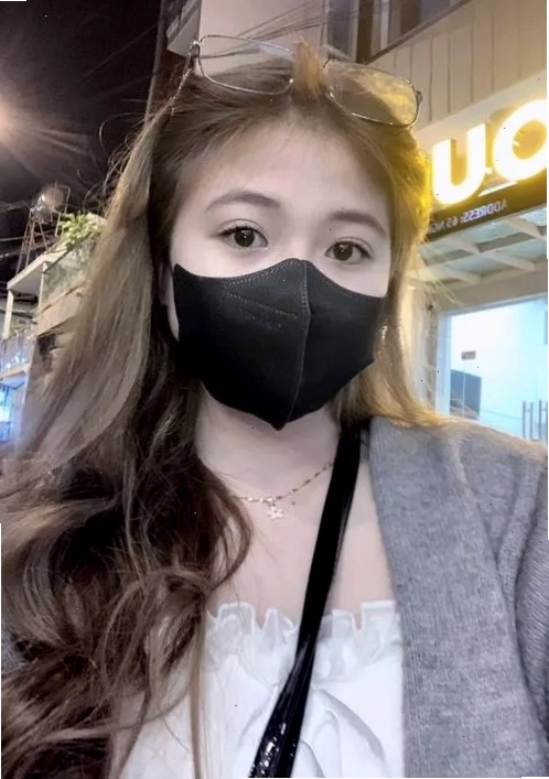 Cô gái xinh đẹp với đôi mắt cuốn hút khi đeo khẩu trang phong cách đời thường