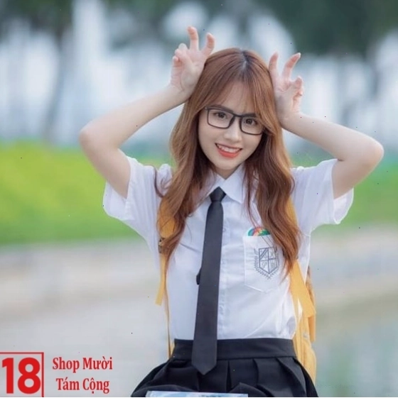 Cô gái xinh đẹp với mái tóc dài đen mượt và cặp kính gọng tròn đáng yêu