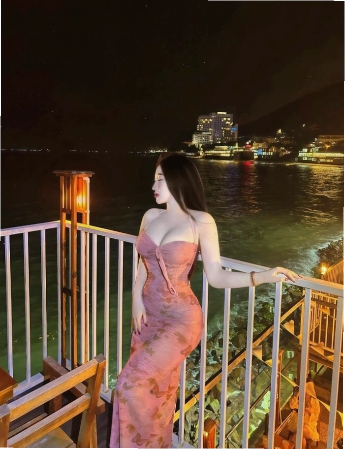 Cô gái xinh đẹp với phong cách hiện đại