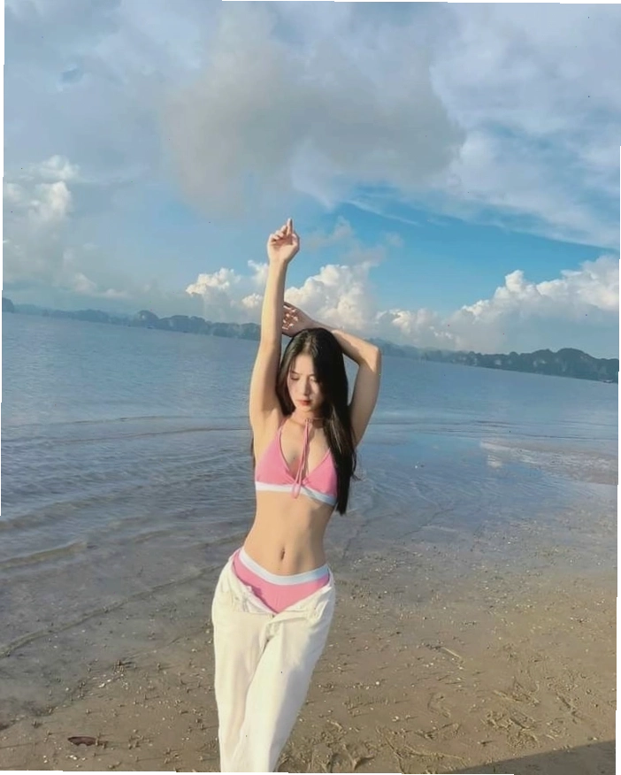 Cô gái xinh diện đồ pinky đi biển đầy sức sống