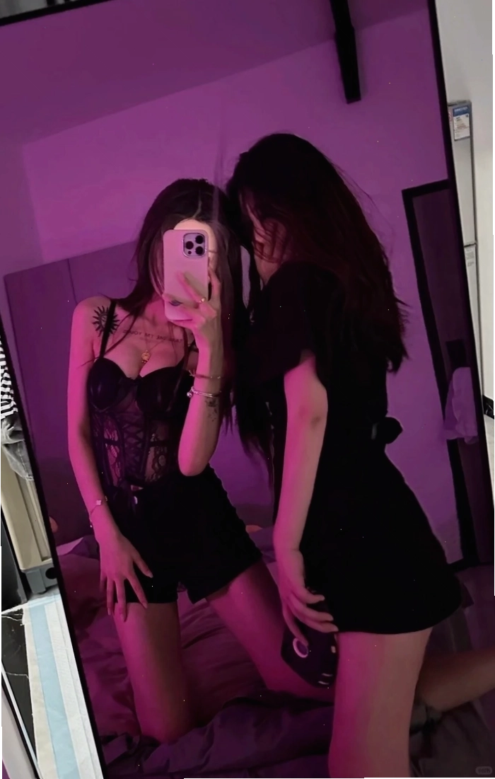 Cô gái xinh tóc dài cầm điện thoại che mặt đầy cuốn hút