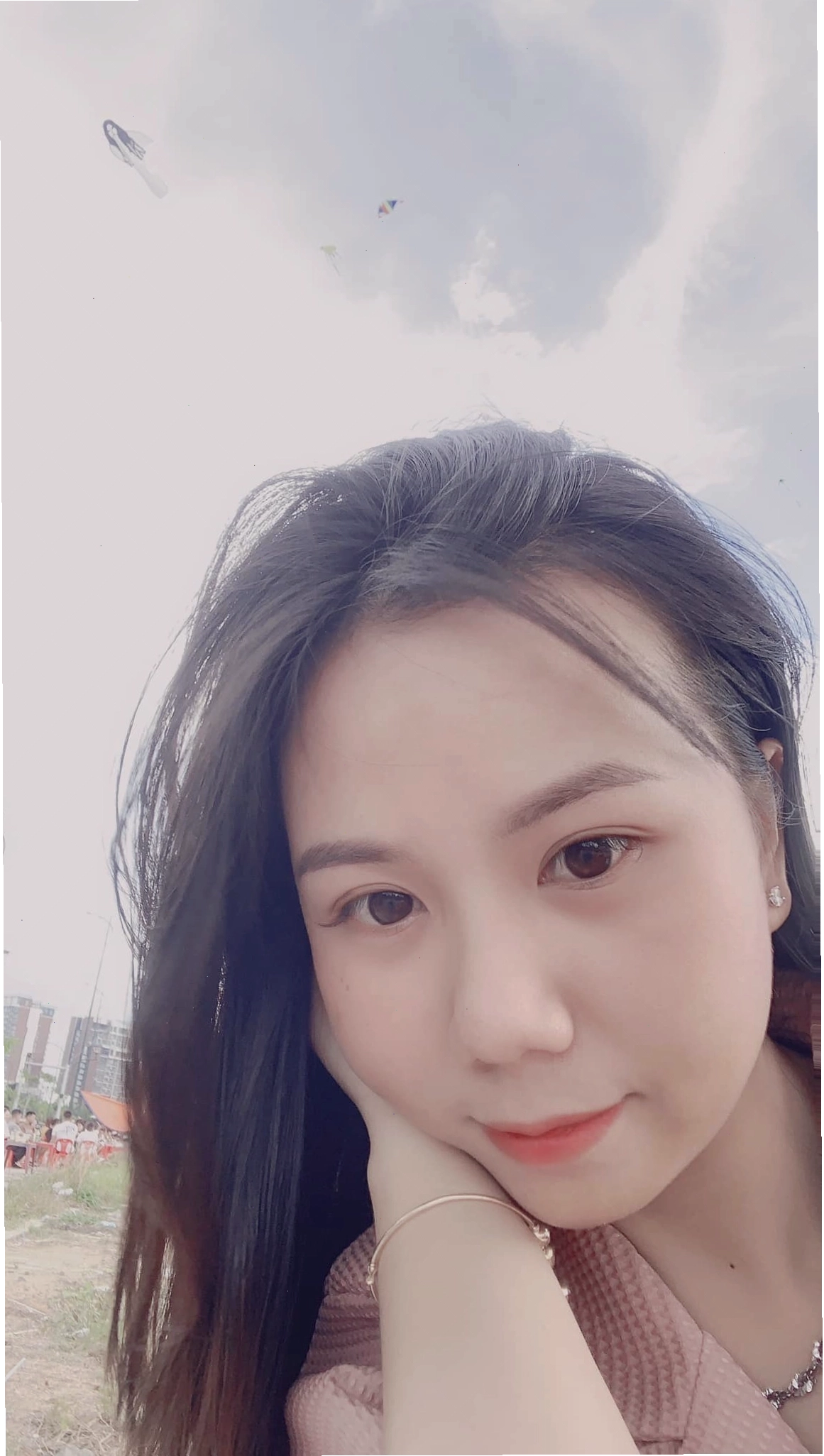 Cô gái xinh tươi tạo dáng bên những chiếc diều đầy màu sắc