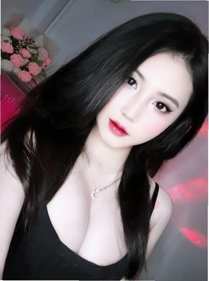 Cô gái xinh Việt Nam diện váy ngắn khoe đôi chân dài miên man