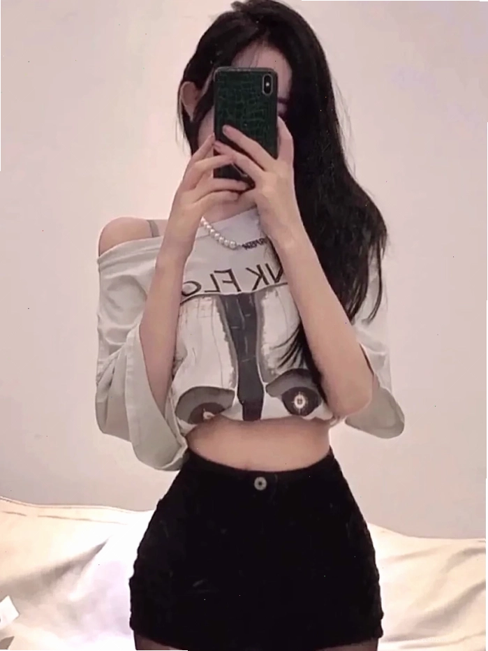 Cô gái xinh với biểu cảm ngầu khi dùng điện thoại che mặt