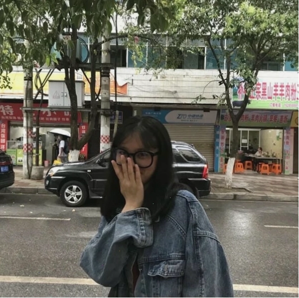Cô gái xinh xắn trong bộ đồng phục học sinh che mặt