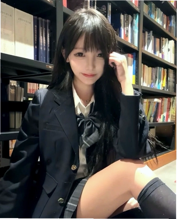 Cô nữ sinh tươi tắn trong trang phục học đường