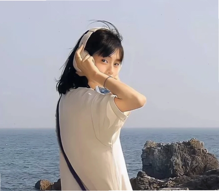 Con ngài với đôi cánh màu nâu đặc trưng
