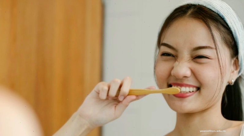 Đánh răng thường xuyên và vệ sinh răng miệng đúng cách giúp bảo vệ sức khỏe lưỡi