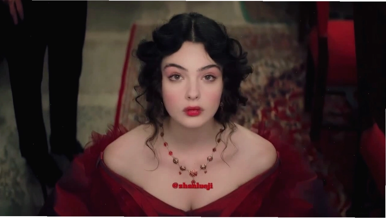 Deva Cassel, con gái của Monica Bellucci, thừa hưởng nét đẹp quyến rũ