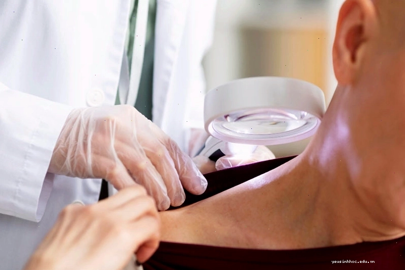 Đi khám da liễu khi triệu chứng ngứa không thuyên giảm