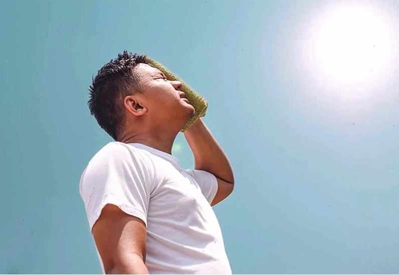 Đổ mồ hôi quá nhiều do mùa hè nắng nóng dễ gây nổi rôm sảy ở người lớn