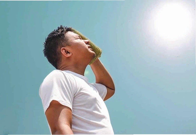 Đổ mồ hôi quá nhiều do mùa hè nắng nóng dễ gây nổi rôm sảy ở người lớn