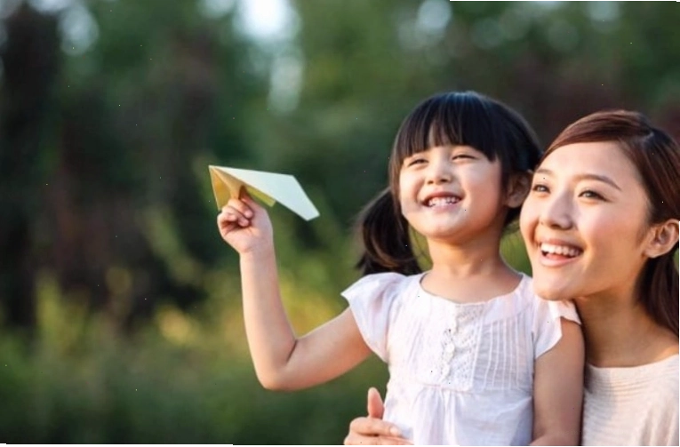 Đứa trẻ đang cười tươi, thể hiện sức khỏe tốt