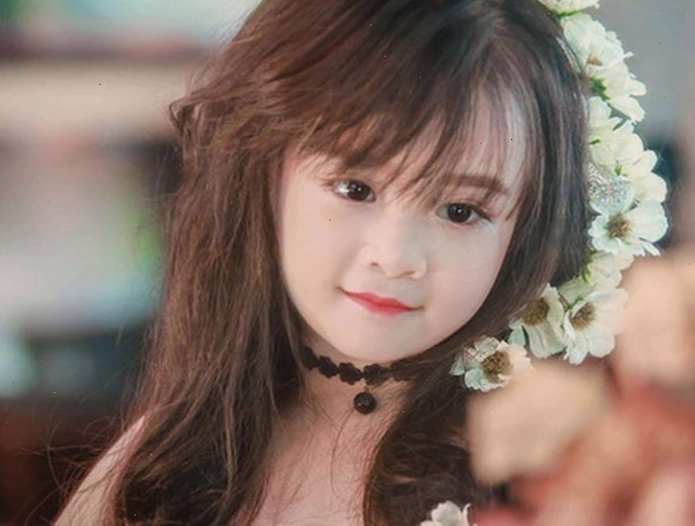 Em bé gái với đôi mắt to tròn ngơ ngác nhìn vào ống kính