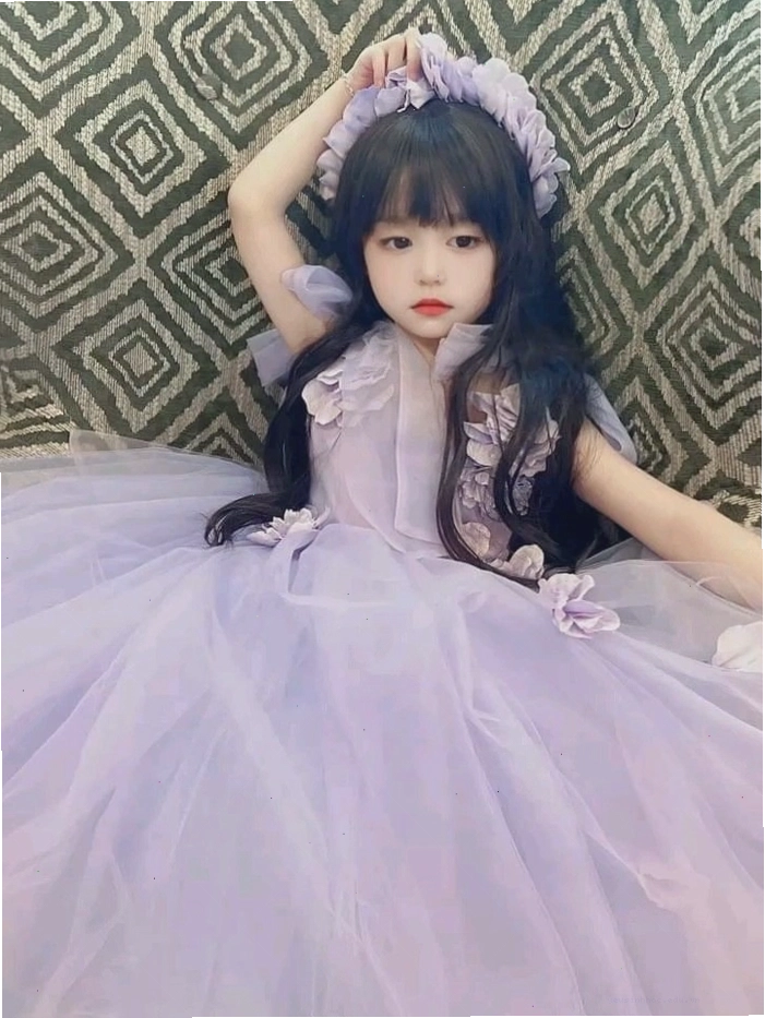 Em bé gái xinh tự nhiên với mái tóc ngắn gọn gàng, biểu cảm ngộ nghĩnh