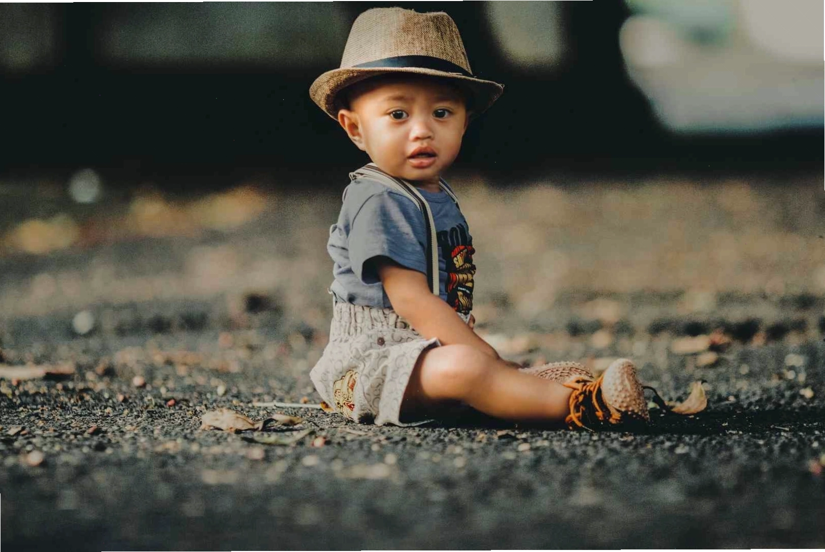 Em bé trai và bé gái đang chơi đùa cùng nhau