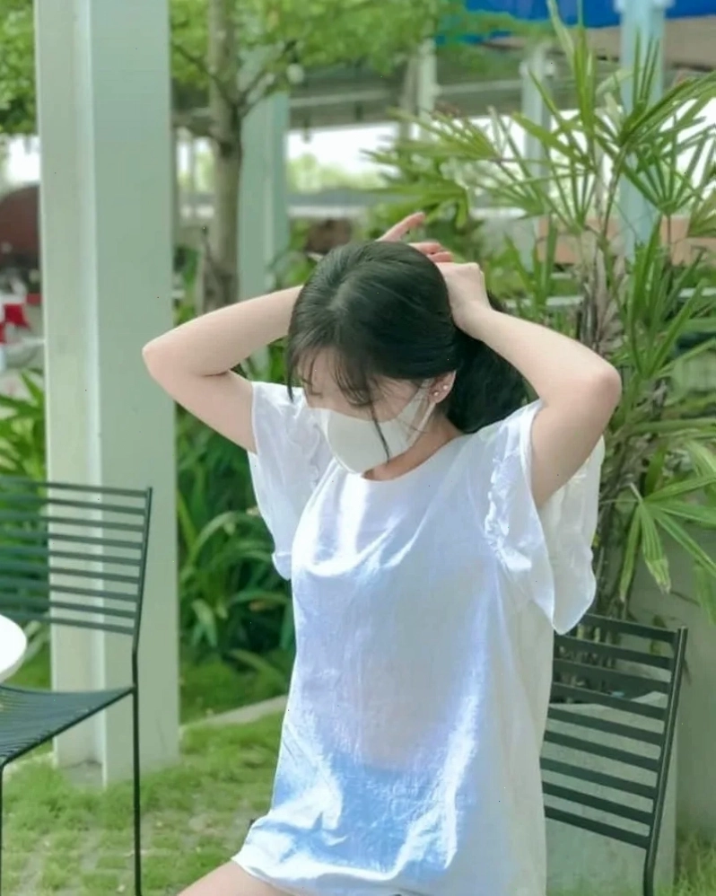 Em gái che mặt bằng khẩu trang xinh đẹp, thể hiện nét dịu dàng qua ánh mắt