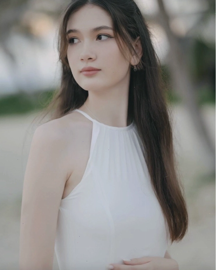 Em gái Đặng Văn Lâm vui đùa cùng cháu trai