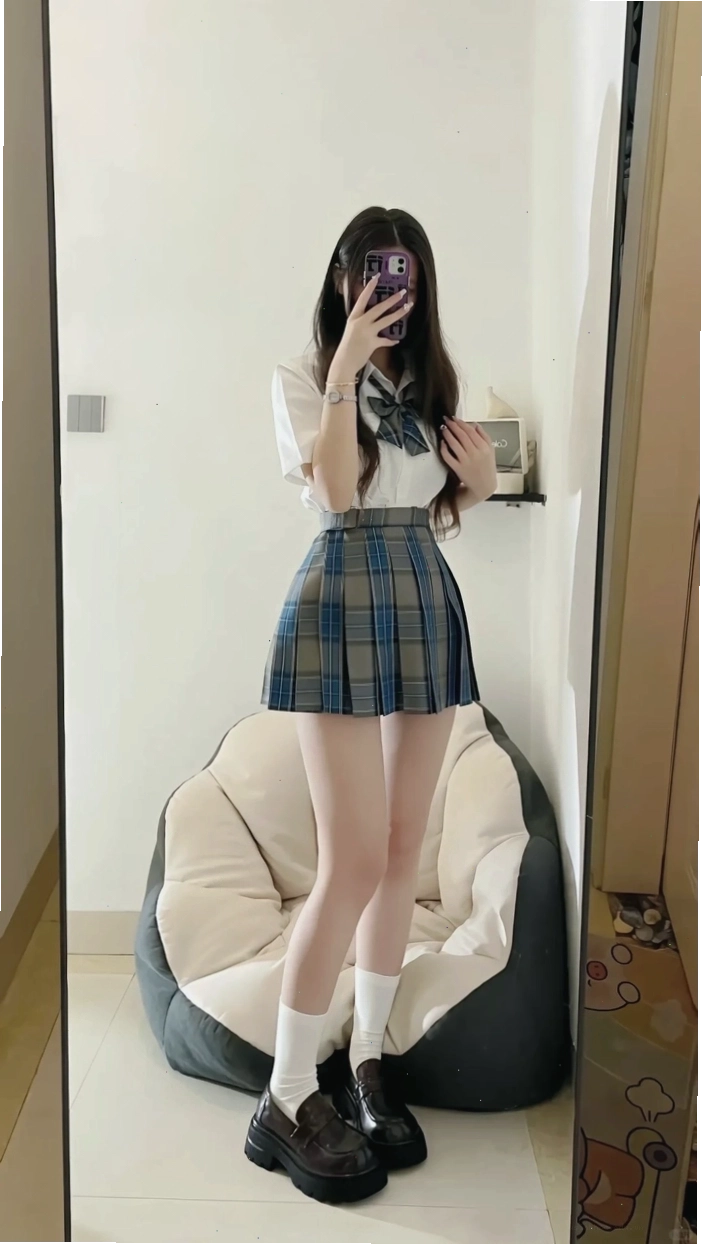 Gái đẹp che mặt bằng điện thoại với outfit thời thượng và cuốn hút