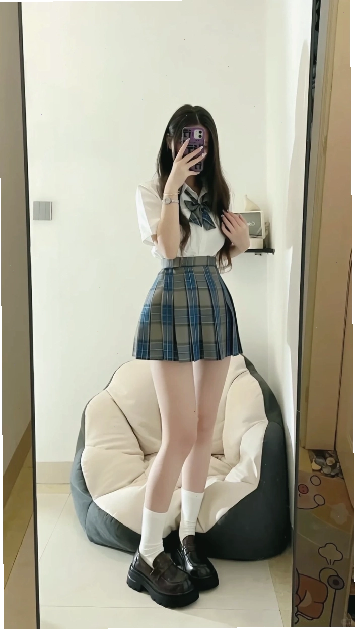 Gái đẹp che mặt bằng điện thoại với trang phục thời trang và cuốn hút